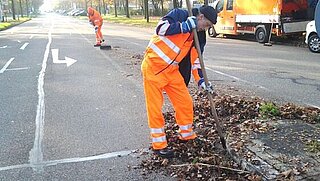 Ein Straßenreiniger bei der Arbeit.