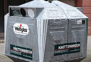 Altglascontainer für Weißglas.