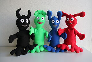 Auf dem Foto sind die vier Müllmonster, die für Bioabfall, Restmüll, Papier und Wertstoff stehen, abgebildet.