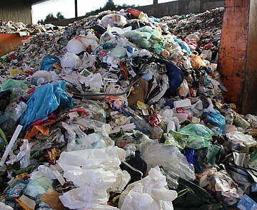 Großer Müllhaufen aus Verpackungsabfall, der vermieden werden muss