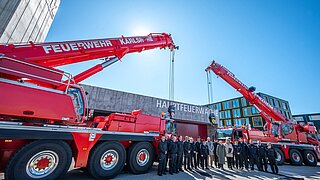 Übergabe der Kranwagen der Karlsruher und Pforzheimer Berufsfeuerwehren 