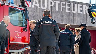 Feuerwehr vor der Hauptfeuerwache