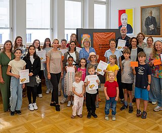 Teilnehmende der Dreck-weg-Wochen sind im Rathaus ausgezeichnet worden.