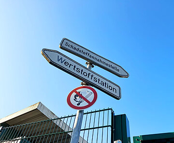 Zwei Wegweiser, die zur Werstoffstation und zur Schadstoffannahmestelle weisen