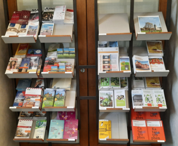 Ständer mit Prospekten