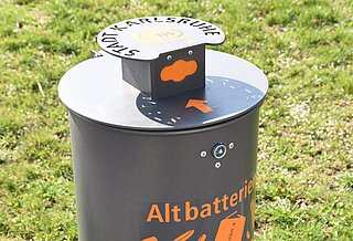 Ein grauer Eimer für Altbatterien