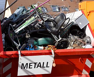 verschiedene Wertstoffcontainer in der Wertstoffstation