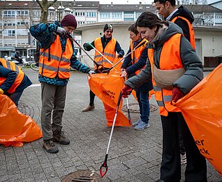 Ehrenamtliche Helferinnen und Helfer bei der Eröffnungsputzete in Mühlburg