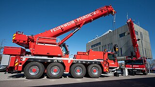 Kranwagen der Karlsruher und Pforzheimer Berufsfeuerwehren 