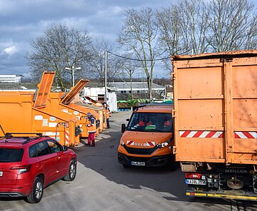verschiedene Wertstoffcontainer in der Wertstoffstation