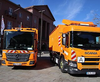 Das Team Sauberes Karlsruhe präsentiert auf dem Marktplatz seine neuen Elektrofahrzeuge.