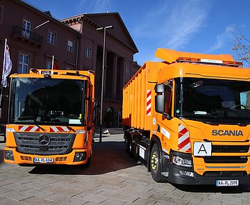 Das Team Sauberes Karlsruhe präsentiert auf dem Marktplatz seine neuen Elektrofahrzeuge.