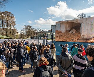 Vier Monate nach der Geburt: Eisbär-Baby Mika wird der Öffentlichkeit präsentiert