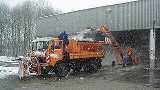 Ein Räumfahrzeug wird mit Salz befüllt.