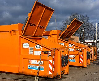verschiedene Wertstoffcontainer in der Wertstoffstation