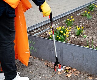 Personen mit Signalweste beim Müll aufsammeln im Rahmen der Dreck weg Wochen