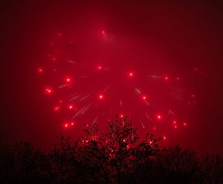 Feuerwerk bei Nebel