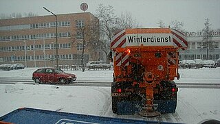 Abbildung eines Räumfahrzeugs von hinten.