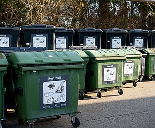 Gestapelte Restmüllcontainer