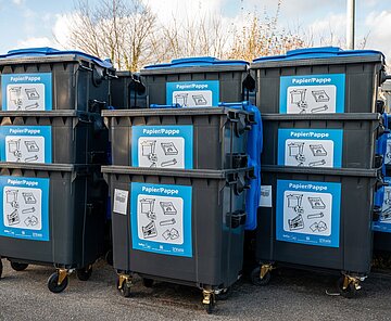 Gestapelte Papiermüllcontainer