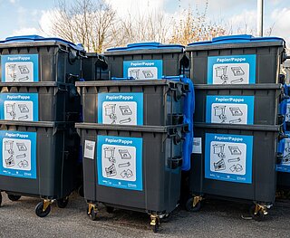 Gestapelte Papiermüllcontainer