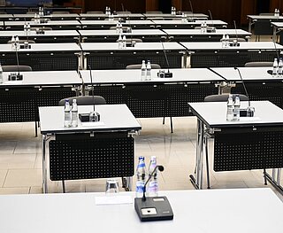 Einzelne Tische mit Mikrofonen im Bürgersaal